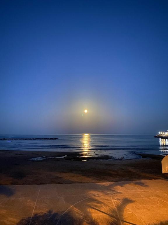 Luna llena sobre el mar